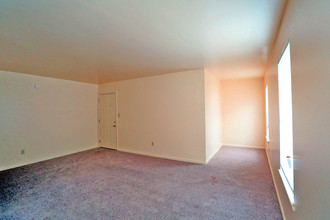 Maple Point Apartments in Newport News, VA - Building Photo - Interior Photo