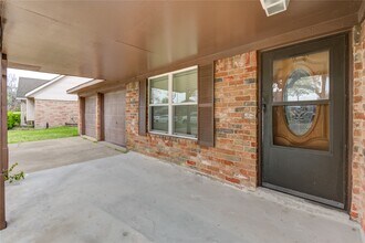 12510 Hunting Brook Dr in Houston, TX - Building Photo - Building Photo