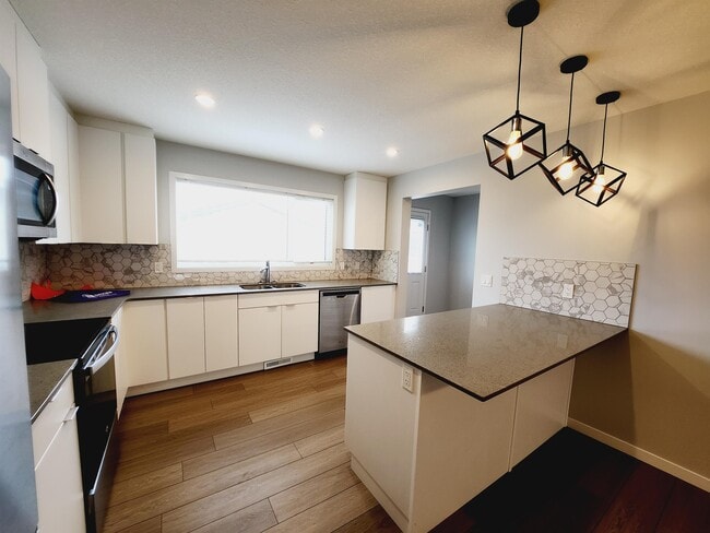 22330-2292A 92a Ave NW in Edmonton, AB - Building Photo - Building Photo