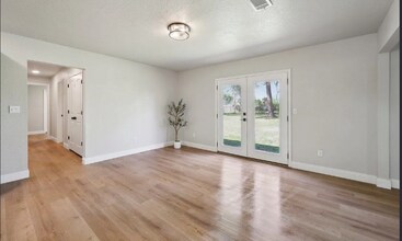 313 Devillier St in Bridge City, TX - Building Photo - Building Photo