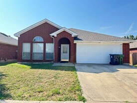 714 W Colony Dr in Arlington, TX - Building Photo