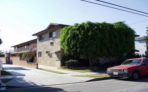 11661 Coldbrook Ave in Downey, CA - Foto de edificio