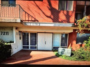 7211 Cozycroft Ave, Unit 49 in Winnetka, CA - Building Photo - Building Photo