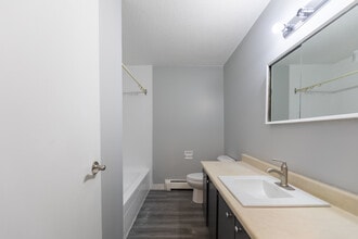 60 River Rd E in Kitchener, ON - Building Photo - Building Photo