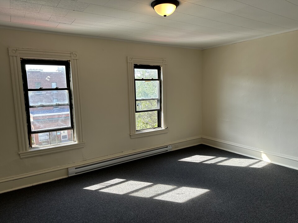 4 N Winooski Ave in Burlington, VT - Building Photo