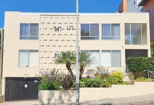 1133 N Hacienda Pl in West Hollywood, CA - Building Photo