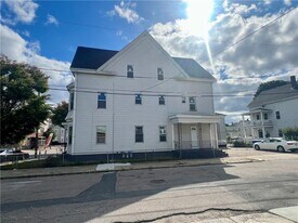 686 Broadway in Pawtucket, RI - Building Photo