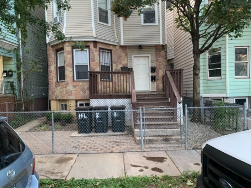 30 N 12th St in Newark, NJ - Foto de edificio