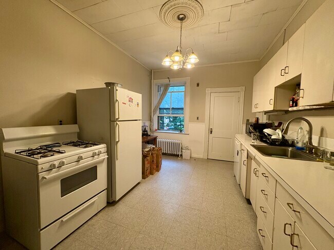 12 Euston St, Unit 1 in Brookline, MA - Building Photo - Building Photo