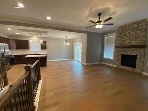 6713 Prairie Ln in Parkville, MO - Foto de edificio - Building Photo