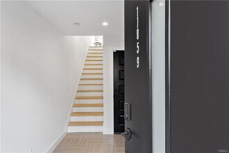 11860 W Flower Ln in Valley Village, CA - Foto de edificio - Building Photo