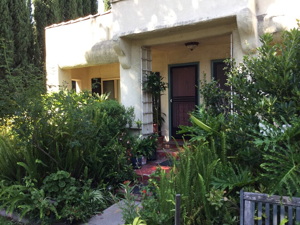 823 N Clybourn Ave, Unit Clybourn in Burbank, CA - Building Photo