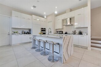 8279 NW 43rd St in Doral, FL - Foto de edificio - Building Photo