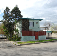 5935 Whitnall Hwy in North Hollywood, CA - Building Photo - Building Photo