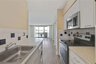 1500 Bay Rd, Unit S-0472 in Miami Beach, FL - Building Photo - Building Photo