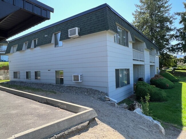933 N Baker Ave in East Wenatchee, WA - Building Photo - Building Photo
