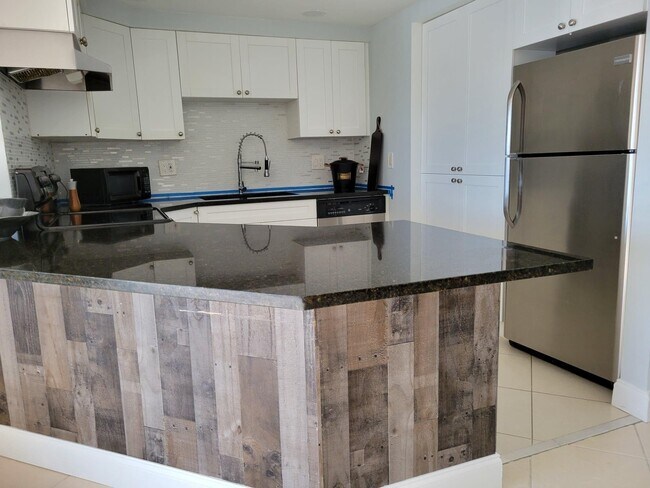 4401 Crystal Lake Dr-Unit -102 in Pompano Beach, FL - Building Photo - Building Photo
