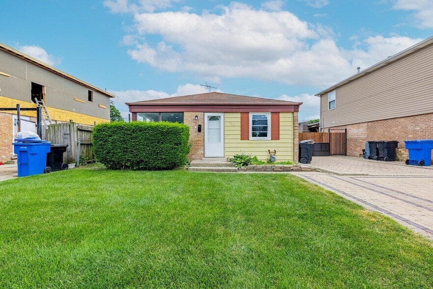 4677 W 84th Pl in Chicago, IL - Building Photo