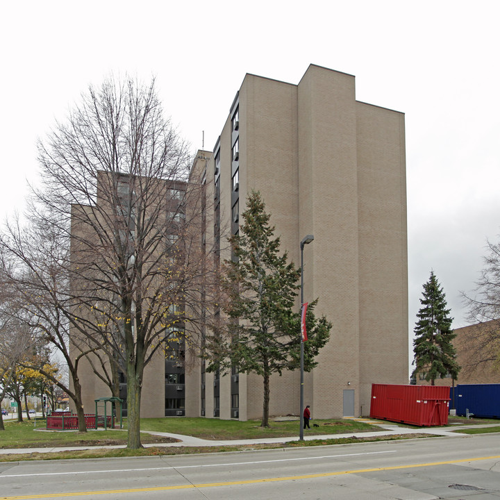 Monroe Plaza in Green Bay, WI - Building Photo