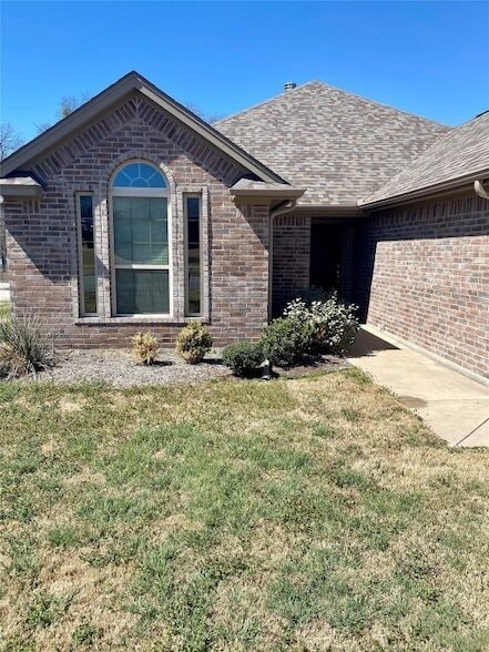 740 Westgate Dr in Aledo, TX - Foto de edificio - Building Photo