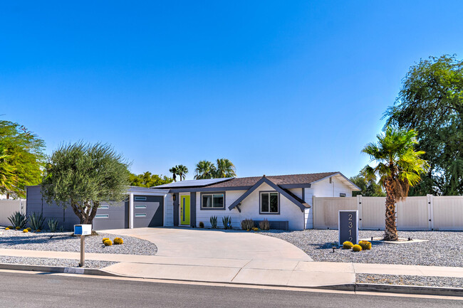 2312 N Blando Rd in Palm Springs, CA - Foto de edificio - Building Photo