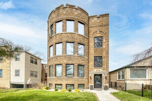 2550 W Balmoral Ave in Chicago, IL - Building Photo