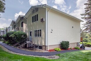 21 Scenic Cir in Croton-on-Hudson, NY - Building Photo