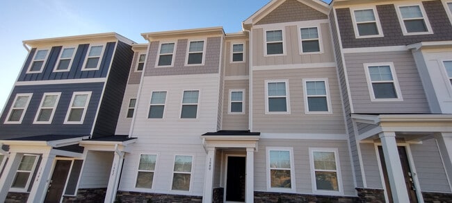 Room in Townhome on Kipp Ln in Apex, NC - Foto de edificio - Building Photo