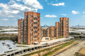 Harmon Cove Tower in Secaucus, NJ - Foto de edificio - Building Photo