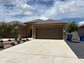 1130 Burek Cross in Seguin, TX - Building Photo - Building Photo