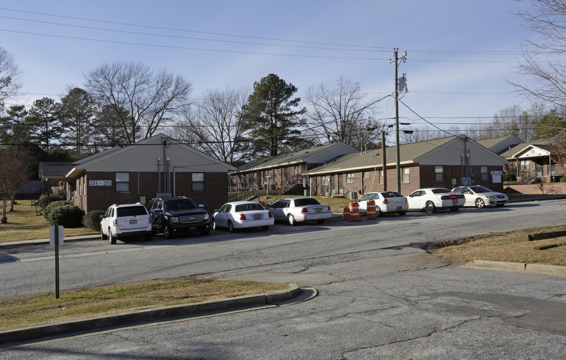 Brown Franklin Court in Laurens, SC - Building Photo