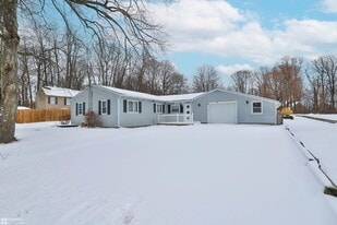 7718 Sweetwood Dr in Macungie, PA - Building Photo
