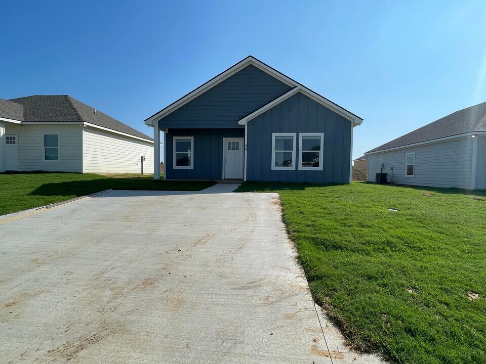 44 Middle St in Durant, OK - Building Photo