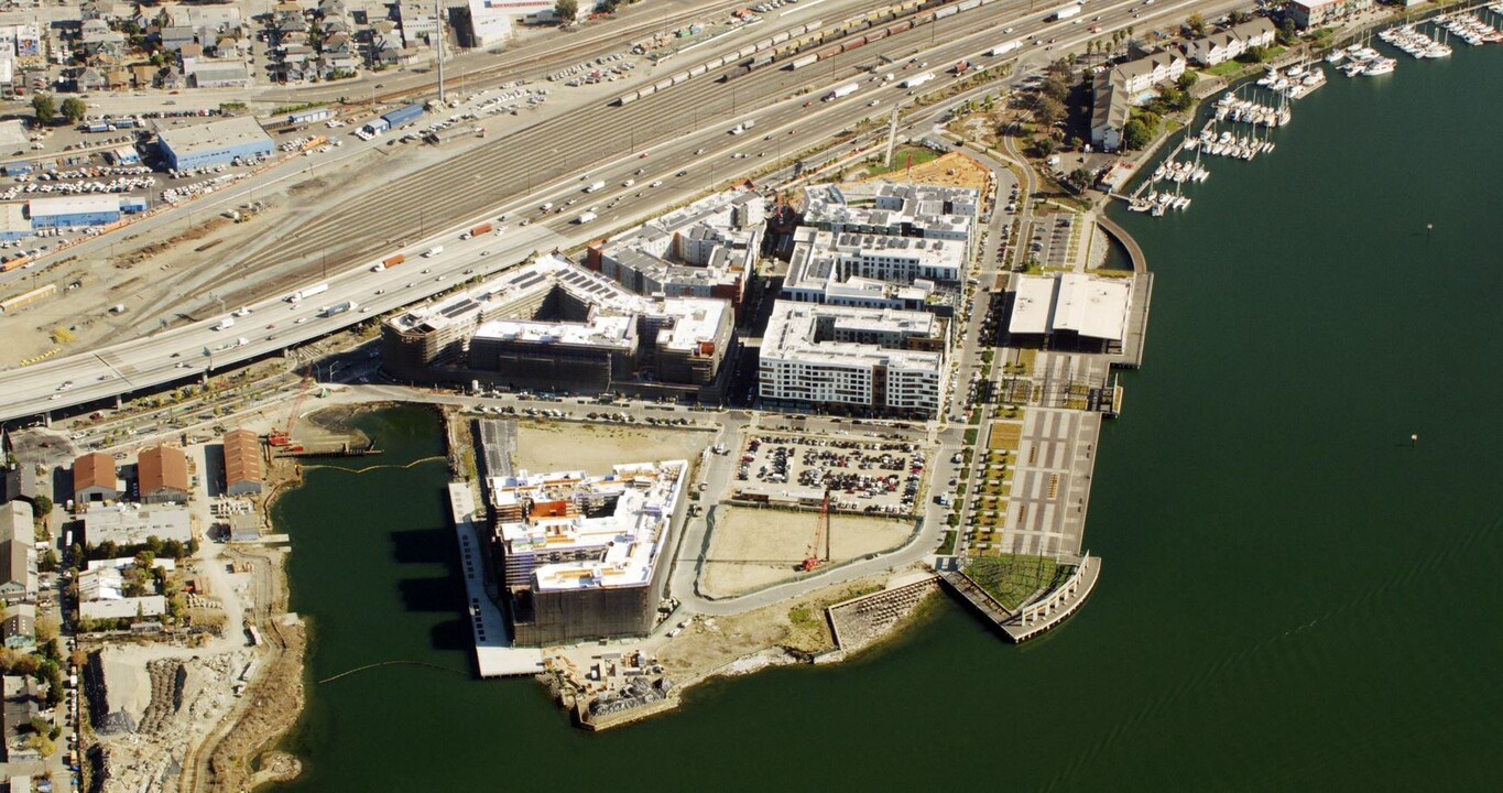 Paseo Estero in Oakland, CA - Building Photo