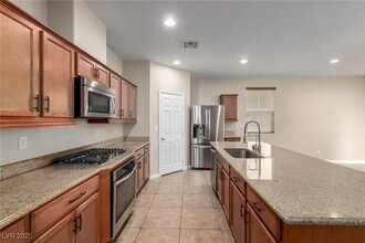 945 Spiracle Ave in Henderson, NV - Building Photo - Building Photo