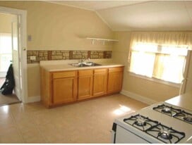 316 N Van Buren St, Unit uppr 2 in East Dundee, IL - Building Photo