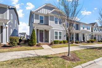 6512 Perry Creek Rd in Raleigh, NC - Building Photo - Building Photo