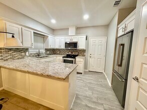 4904 N Winona Dr in Pharr, TX - Foto de edificio - Building Photo