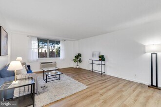 2030 N Adams St in Arlington, VA - Foto de edificio - Building Photo