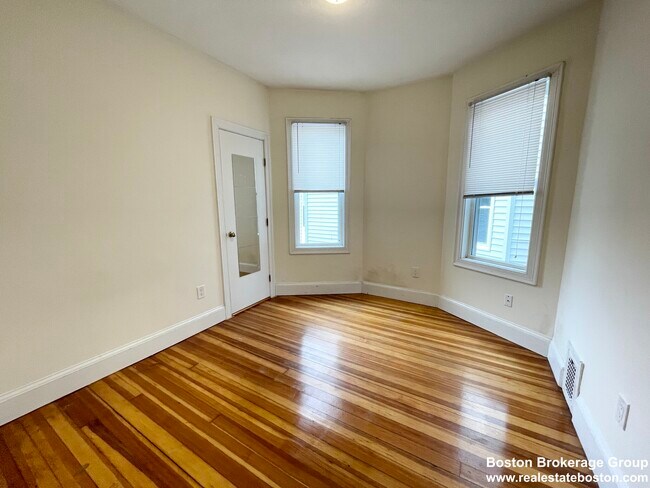 29 Edison Grn, Unit 2 in Boston, MA - Foto de edificio - Building Photo