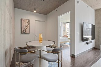 215 W Lake St in Chicago, IL - Foto de edificio - Building Photo