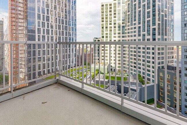 436 Albee Square W, Unit 24F in Brooklyn, NY - Building Photo - Building Photo