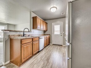 609 E Linden Ln in Mustang, OK - Building Photo - Building Photo