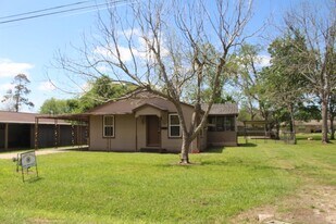 707 Alice St in Sweeny, TX - Building Photo