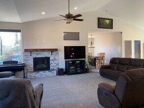 1867 SE Jasmine Pl in Gresham, OR - Building Photo - Building Photo