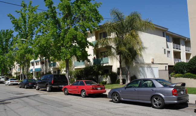 Woodland Hills Plaza and Terrace in Woodland Hills, CA - Building Photo - Building Photo