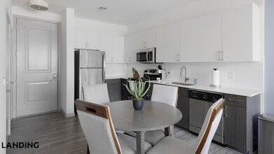 1001 S Center St in Arlington, TX - Building Photo - Building Photo