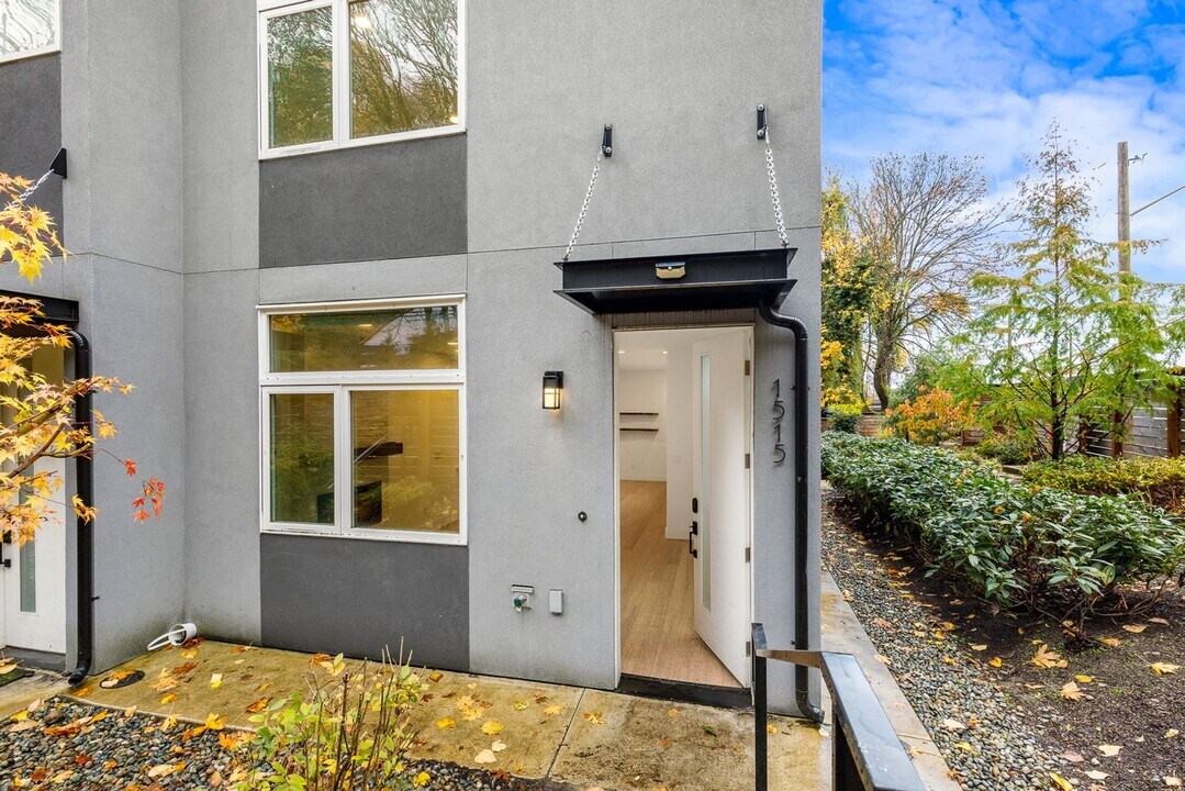 1515 Lakeview Blvd E in Seattle, WA - Building Photo