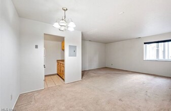 25735 Lorain Rd in North Olmsted, OH - Foto de edificio - Building Photo