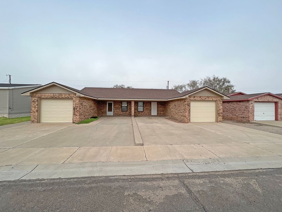 718-720 N Quiroz Dr in Hobbs, NM - Building Photo